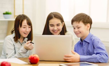 Mutlu Çocuklar Internet üzerinde ilginç içerik sörf