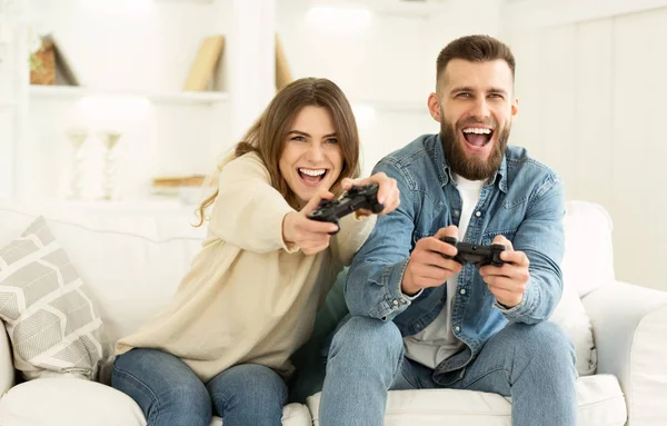 Casal louco desfrutando de jogar videogame no Playstation — Fotografia de Stock