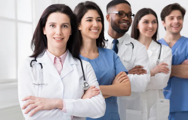 Framgångsrikt team av medicinska praktikanter som står på sjukhus — Stockfoto