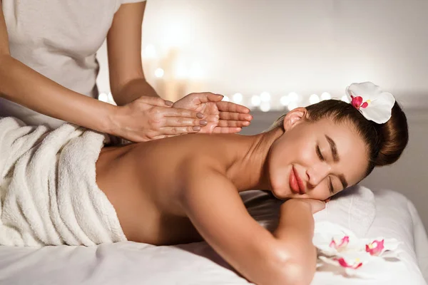 Професійний терапевт робить масаж спини жінці — стокове фото