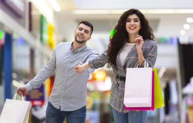 Tüketicilik Ve Satış Kavramı. Güzel Çift Birlikte Alışveriş