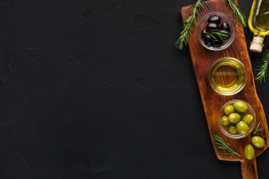 Zeytinyağı ve zeytin siyah kaselerde.