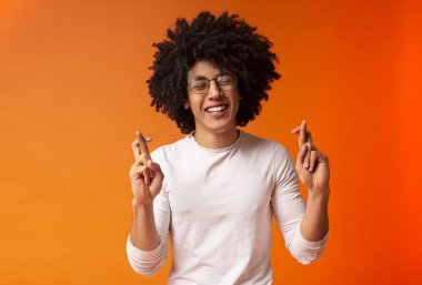 Neşeli siyah adam şans için parmakgeçiş