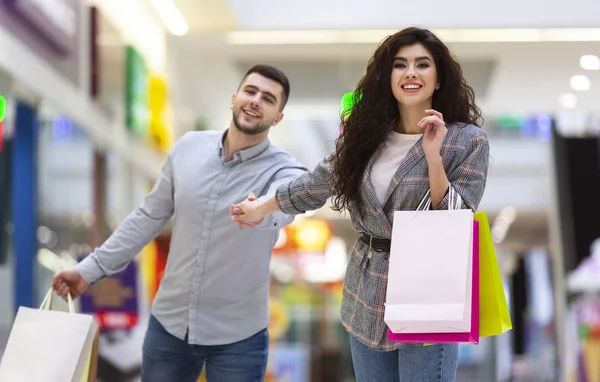 Concepto de Consumismo y Venta. Preciosa pareja de compras juntos —  Fotos de Stock