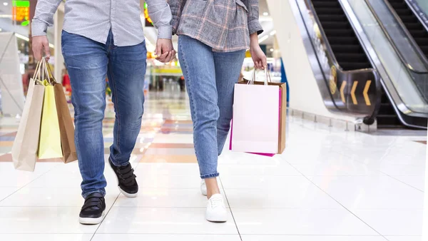 Jeune couple marchant dans le centre commercial, culture — Photo