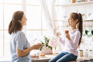 Sevimli Küçük Kız ve Onun Güzel Annesi Süt İçme