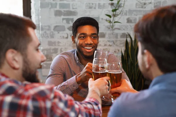 Mutlu Guys Clinking Bira Bardakları Barda — Stok fotoğraf