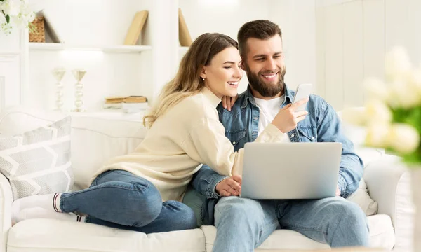 A navegar na Internet. Casal jovem relaxante com laptop — Fotografia de Stock