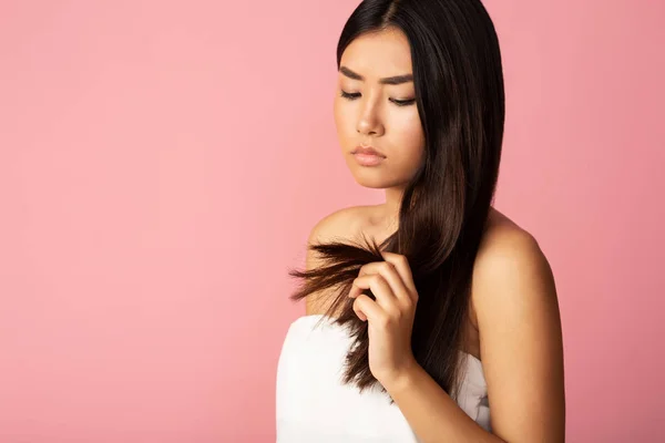 Problemas de Cuidados com o cabelo. Menina segurando cabelos divididos danificados — Fotografia de Stock