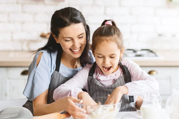 Menina bonito aproveitando o tempo com a mãe, Amassando massa para torta — Fotografia de Stock