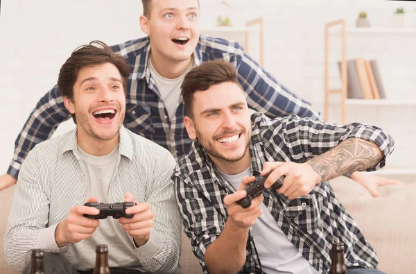 Gamers. Gelukkige vrienden spelen video games thuis — Stockfoto