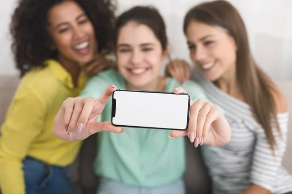 Meninas diversas fazendo fotos no smartphone em casa — Fotografia de Stock