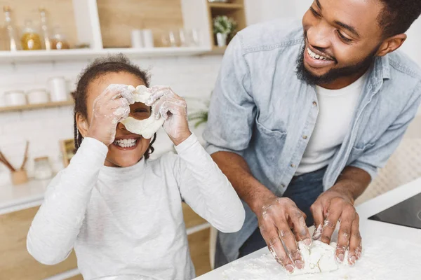 Padre e hija cocinando juntos — Foto de Stock