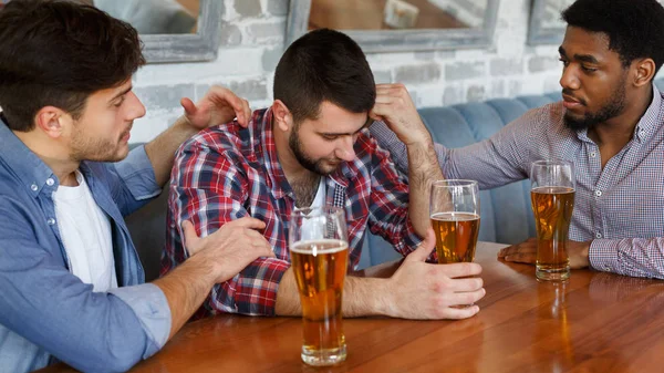 Consolando a Amigo Deprimido. Hombres bebiendo cerveza y hablando — Foto de Stock