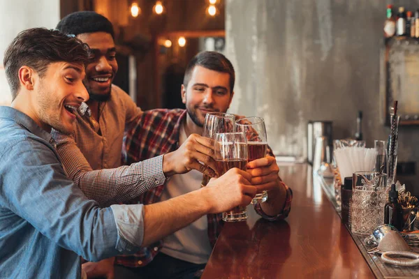 Muži přátelé popíjení piva a mluvení v baru — Stock fotografie
