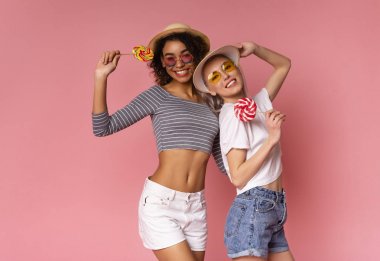 Pozitif Bin yıllık kadınlar Pembe Arka Plan üzerinde Lolipop ile poz