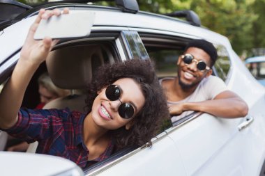 Arkadaşlar arabada seyahat zevk.