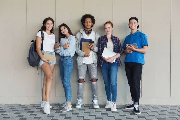 Multietnisk grupp av lyckliga unga universitetsstudenter — Stockfoto