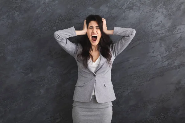 Imprenditrice emotiva furiosa che urla su sfondo grigio — Foto Stock