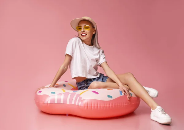 Millennial mulher loira sentada no anel inflável Donut — Fotografia de Stock