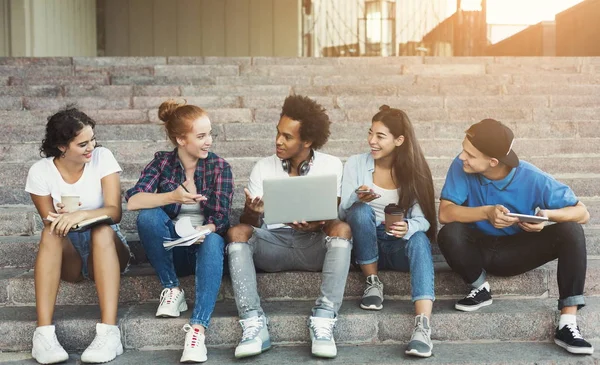 Multi-etnische tiener vrienden communiceren buitenshuis, 's avonds zonlicht — Stockfoto