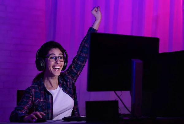 Gamer Girl em fones de ouvido Regozijando-se ao jogar jogos de vídeo — Fotografia de Stock