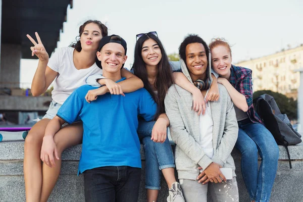 Feliz adolescentes que se unen y se ríen de la cámara —  Fotos de Stock
