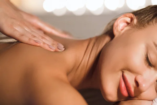 Massagem Terapêutica no Pescoço. Menina deitada no sofá de massagem — Fotografia de Stock