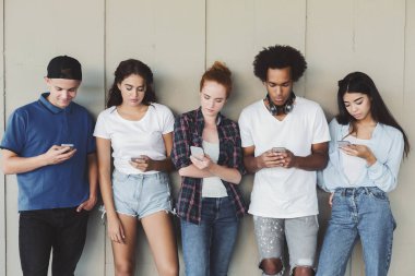 Akıllı telefonlar ile ayakta çok ırklı gençler, mesajları okuma
