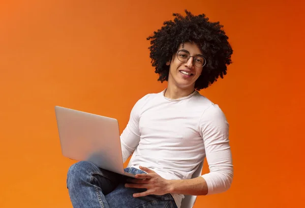 Alegre afro-americano cara assistindo webinar no laptop — Fotografia de Stock