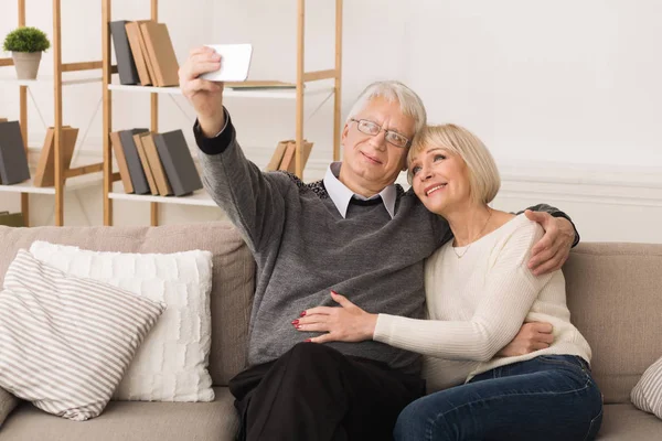 Modern büyükanne ve büyükbaba. Yaşlı Çift Telefonda Selfie Yapıyor — Stok fotoğraf