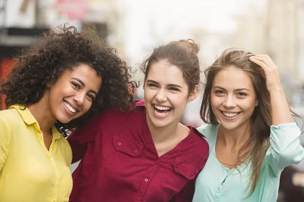 Amici femminili a piedi e guardando sulla macchina fotografica — Foto Stock