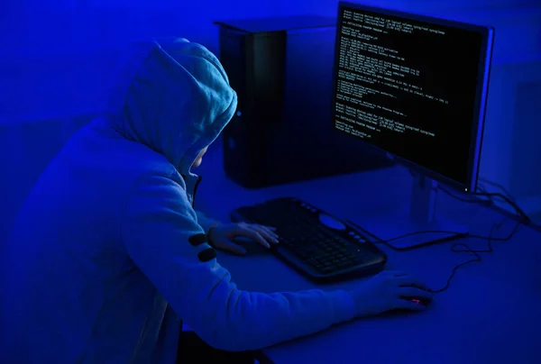 Cybercrime és szaggató köhögés fogalom. Csákányos használ számítógép vírus műsor — Stock Fotó