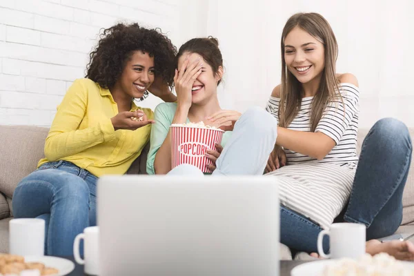 Mulheres assistindo comédia e rindo de casa — Fotografia de Stock