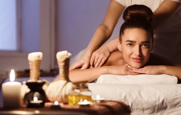 Massagem de Aroma Herbal. Mulher relaxante no salão de Spa — Fotografia de Stock