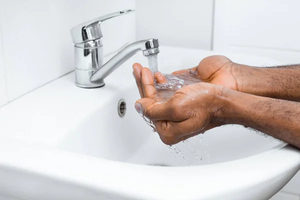 Lavado de manos en el baño — Foto de Stock