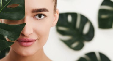 Doğal Güzellik. Mükemmel Bir Cilde Sahip Genç Kadın