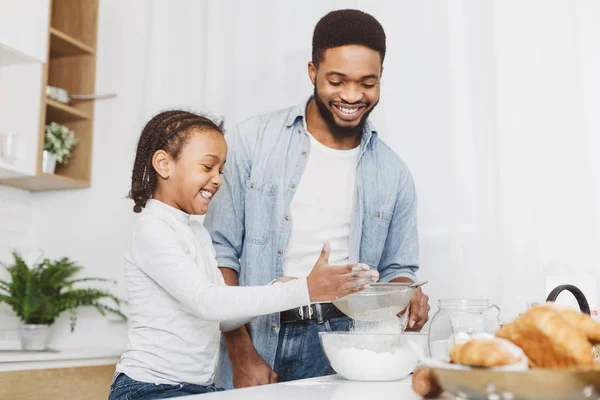 Otec a dětská dcera spolu vaří — Stock fotografie
