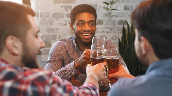 Mutlu Guys Clinking Bira Bardakları Barda — Stok fotoğraf