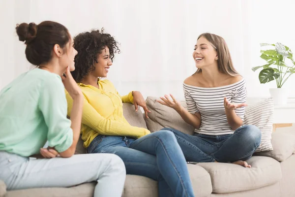 Meninas felizes compartilhando notícias e fofocas em casa — Fotografia de Stock