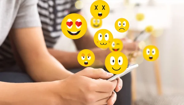 Társadalmi koncepció. Teen fickó használ smartphone küldő emojis — Stock Fotó