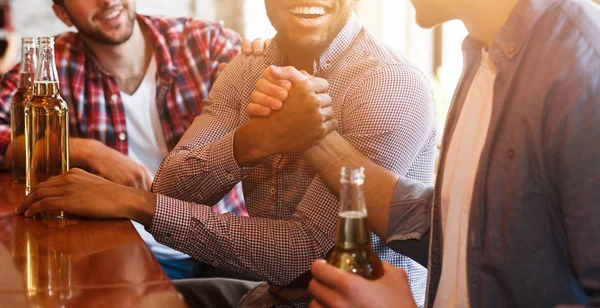 Erkekler selamlıyorum. Arkadaşlar El Sıkışma ve Driking Bira — Stok fotoğraf