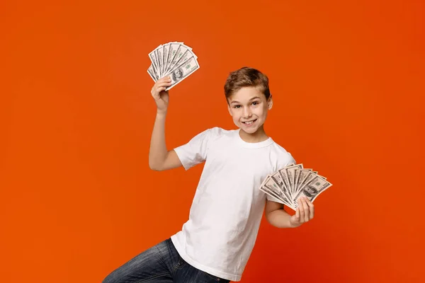 Šťastný mladík držící hromadu peněz — Stock fotografie