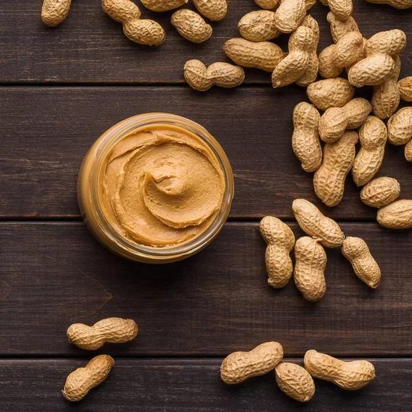 Cuenco de mantequilla de maní y cacahuetes — Foto de Stock