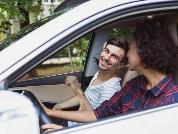Millennials-Paar im Auto — Stockfoto