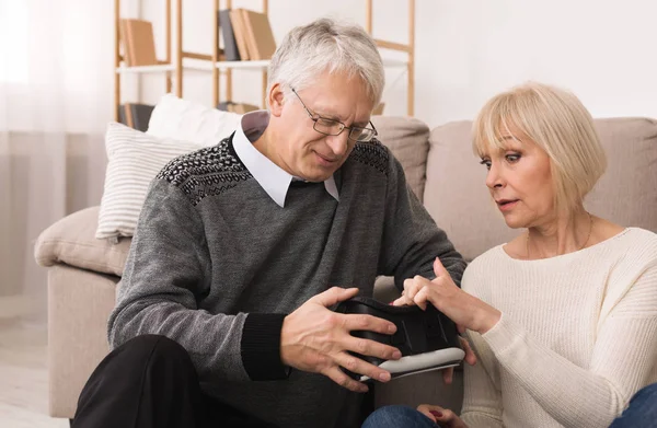 Moderne ältere Pärchen versuchen, verwenden vr Brille — Stockfoto