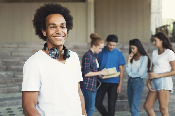 Amistoso afroamericano adolescente chico sonriendo a la cámara —  Fotos de Stock