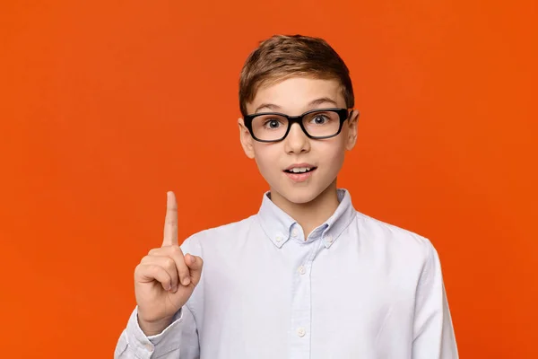 Smart teen boy in brille having idea — Stockfoto