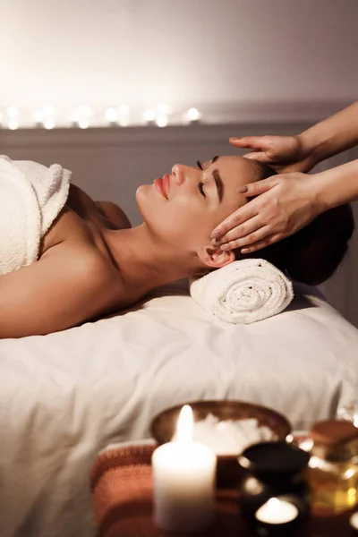 Tratamientos de Spa. Mujer disfrutando de masaje facial en spa — Foto de Stock