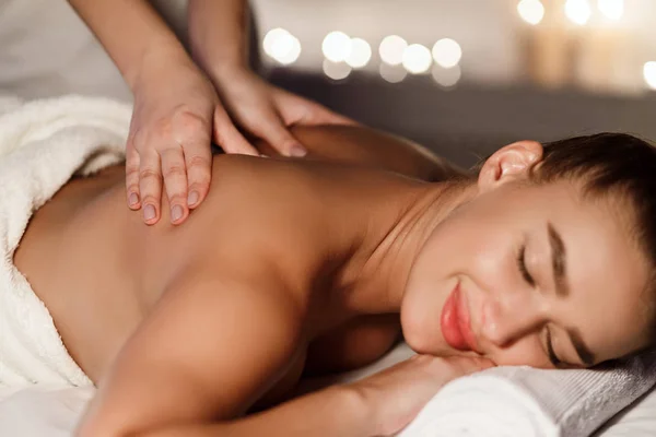 Millennial donna godendo indietro massaggio in spa salone — Foto Stock
